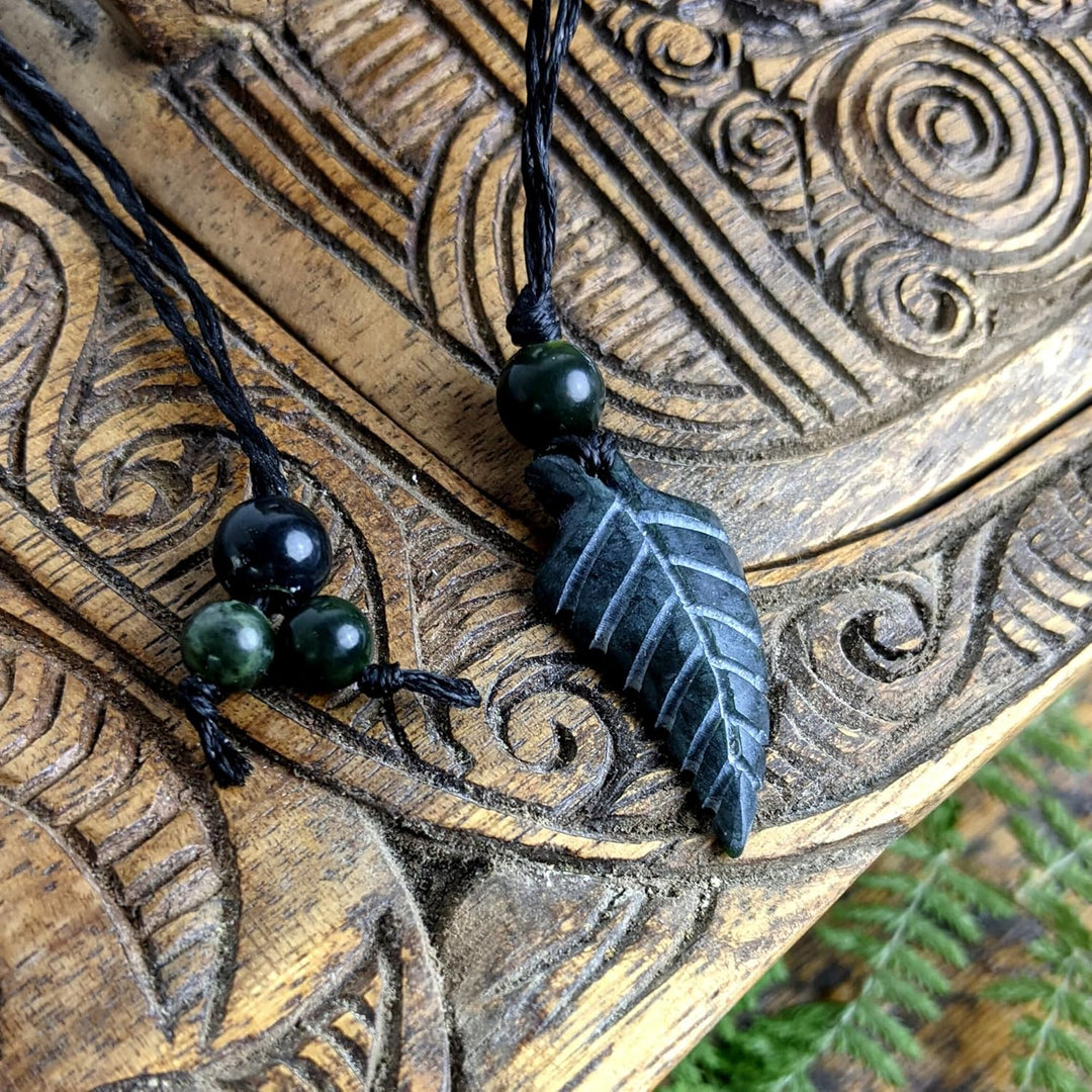 81stgeneration Anhänger Halskette Farn Handgeschnitzte Schwarze Nephrit-Jade für Damen und Herren