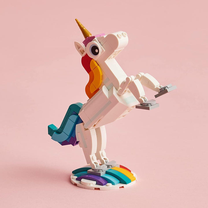 LEGO Creator 3 in 1 Magisches Einhorn Spielzeug, Verwandelt von Einhorn zu Seepferdchen zu Pfau, Reg