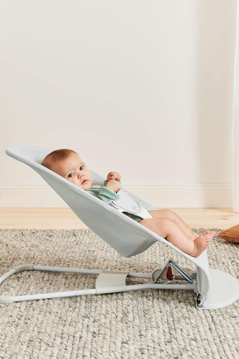 BabyBjörn Babywippe Balance Soft, Hellgrauer Rahmen, Netzstoff, Silber/Weiss