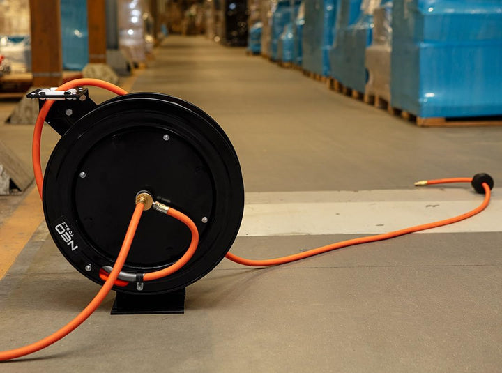 NEO TOOLS Automatik Schlauchtrommel Schlauchlänge 15m (20 Bar max. Arbeitsdruck) | Druckluftschlauch