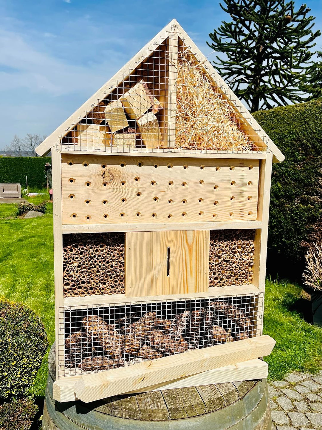 DARLUX massives handgefertigtes XL Insektenhotel aus Holz mit Standfuss 97 x 56 x 12 cm (HxBxT) Wild