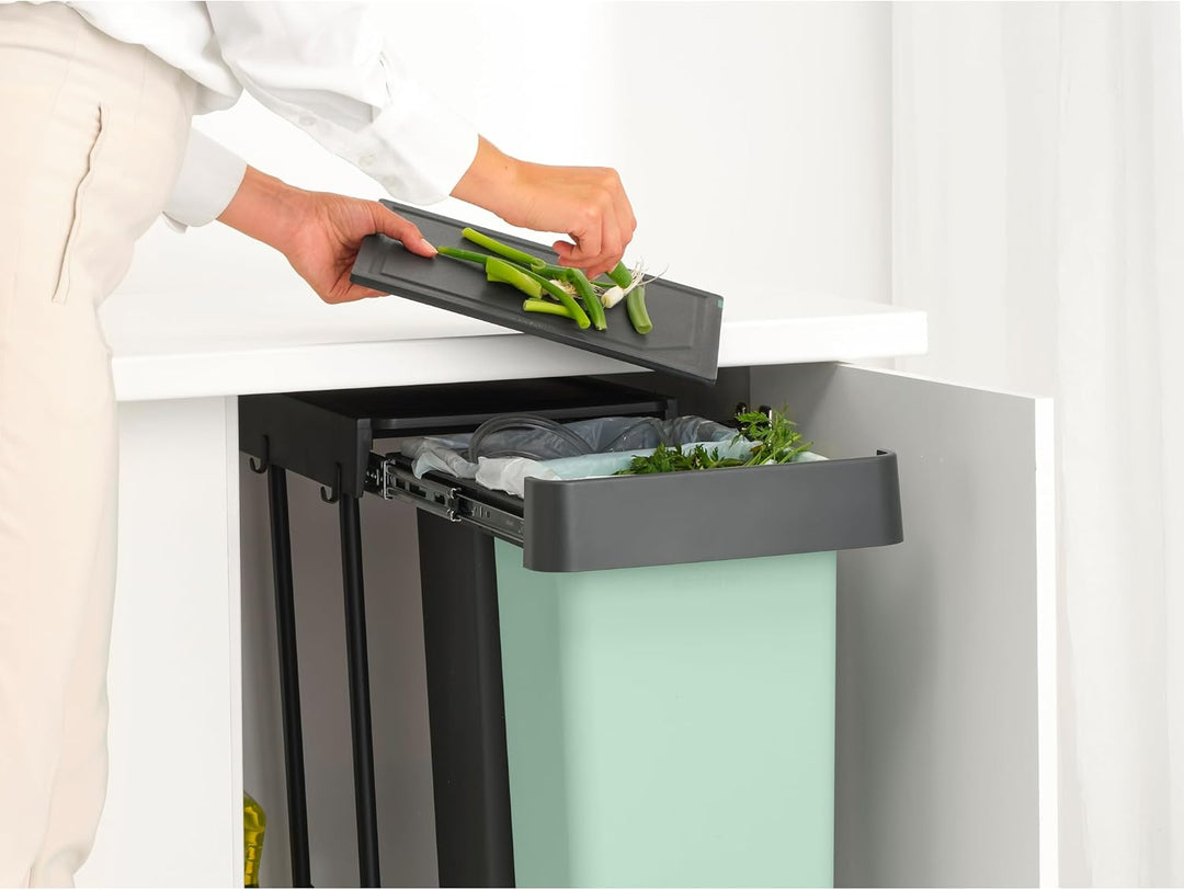Brabantia Sort &amp; Go Ausziehmülleimer | 2 x 30 l Einbaumülleimer für die Unterschranktür | Integriert