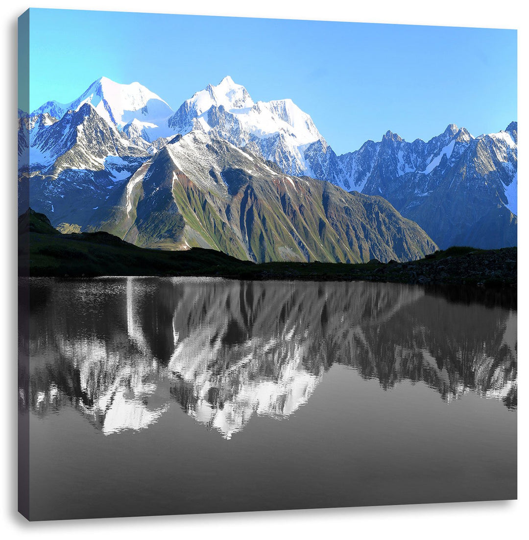 Pixxprint Gewaltige Berge vor Spiegelsee schwarz/weiss, Format: 70x70 auf Leinwand, 70x70