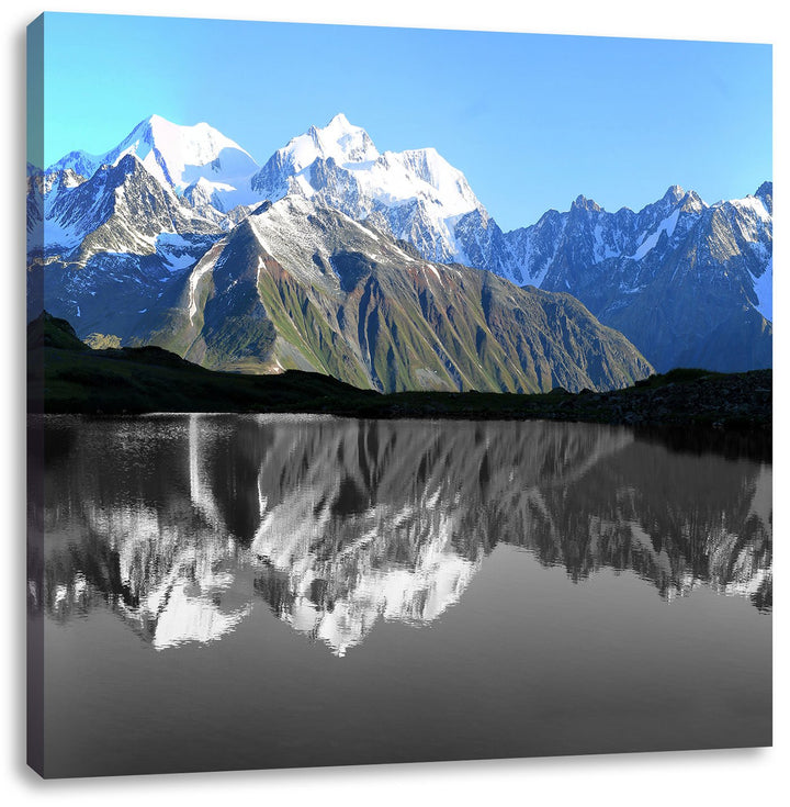Pixxprint Gewaltige Berge vor Spiegelsee schwarz/weiss, Format: 70x70 auf Leinwand, 70x70
