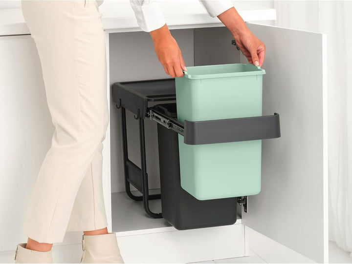Brabantia Sort &amp; Go Ausziehmülleimer | 2 x 15 l Einbaumülleimer für die Unterschranktür | Integriert