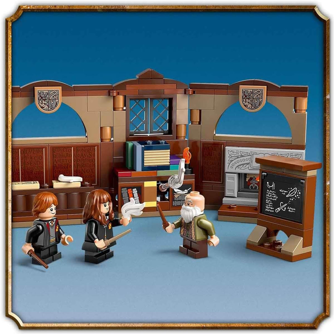 LEGO Harry Potter Schloss Hogwarts: Zauberkunstunterricht, Set mit 3 Minifiguren, inkl. Hermine Gran