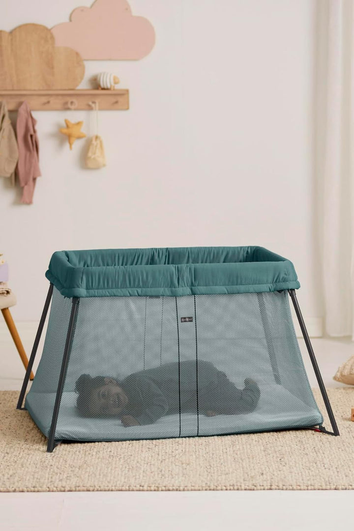 BabyBjörn Reisebett Light mit Spannbetttuch, Dunkelgrün/Baumwolle, Weiss, 1.0 Count