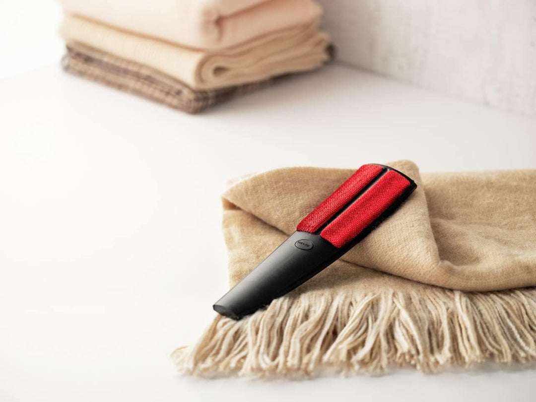 WENKO Textilbürste Flexus - für Textilien und Möbel, Polypropylen, 6.5 x 24.5 x 3 cm, Schwarz