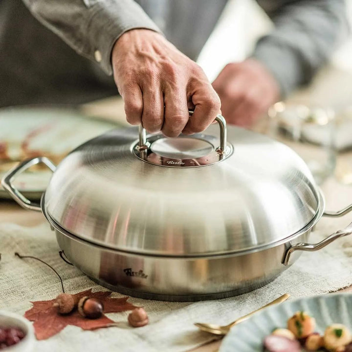 Fissler Original-Profi Collection / Edelstahl-Servierpfanne rund (2 L, Ø 24 cm) mit Hochraum-Deckel,