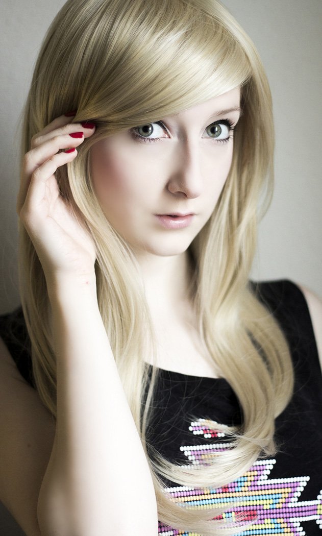 Prettyland Damen C025 lange Perücke 60cm voluminös Party Glatt Mittellang hell-Bold Sand Blond Wig,