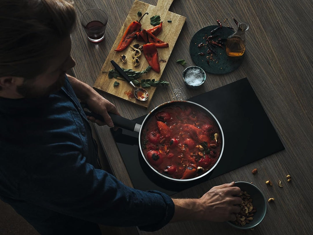 Fiskars Bratpfanne, Ø 28 cm, Für alle Kochfelder geeignet, Rostfreier Stahl/Kunststoff, Kratzfest, H