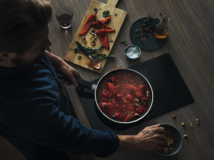 Fiskars Bratpfanne, Ø 28 cm, Für alle Kochfelder geeignet, Rostfreier Stahl/Kunststoff, Kratzfest, H