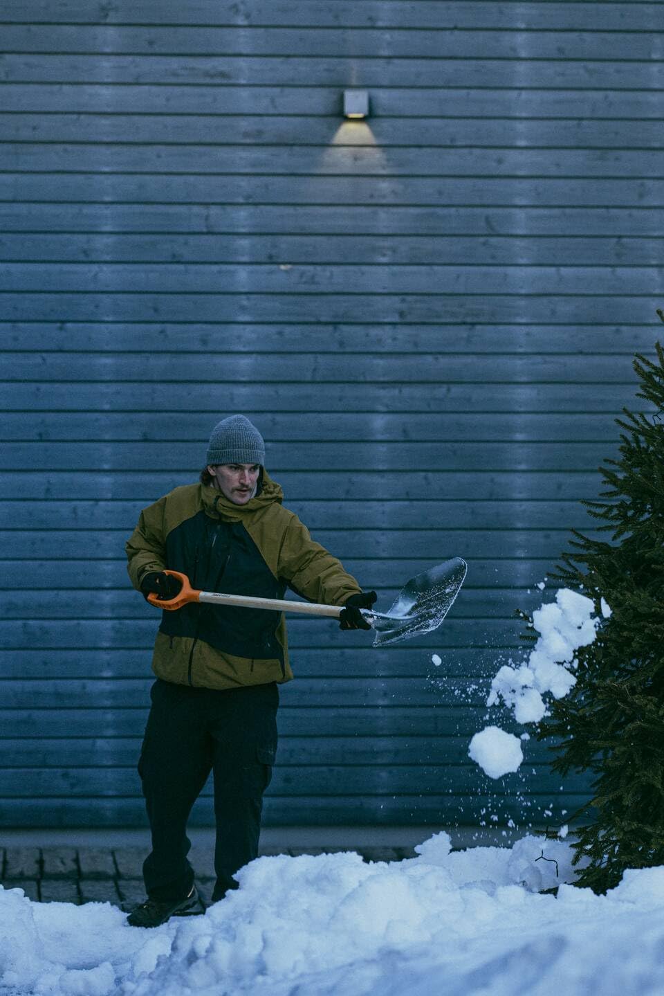 Fiskars Schnee- und Kornschaufel, Blattbreite: 31 cm, Aluminium-Blatt/Birkenholz-Stiel mit Kunststof