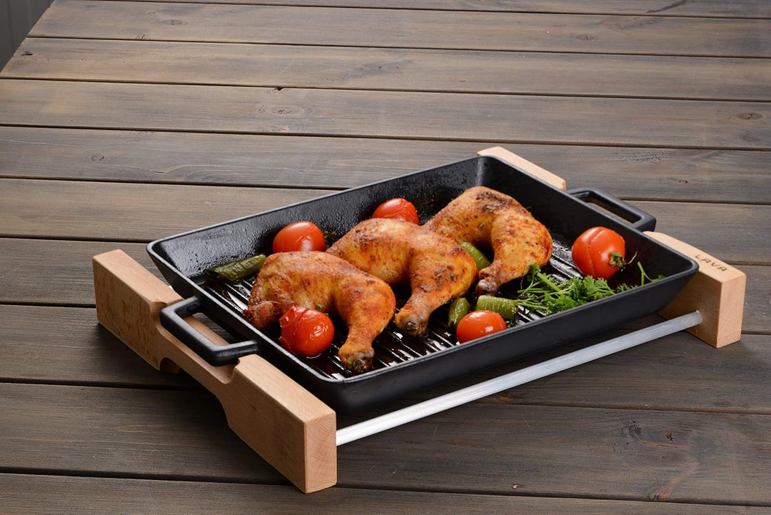 LAVA Metallguss-Grillpfanne mit Metallgriffen, Holzständer, 26x32 cm