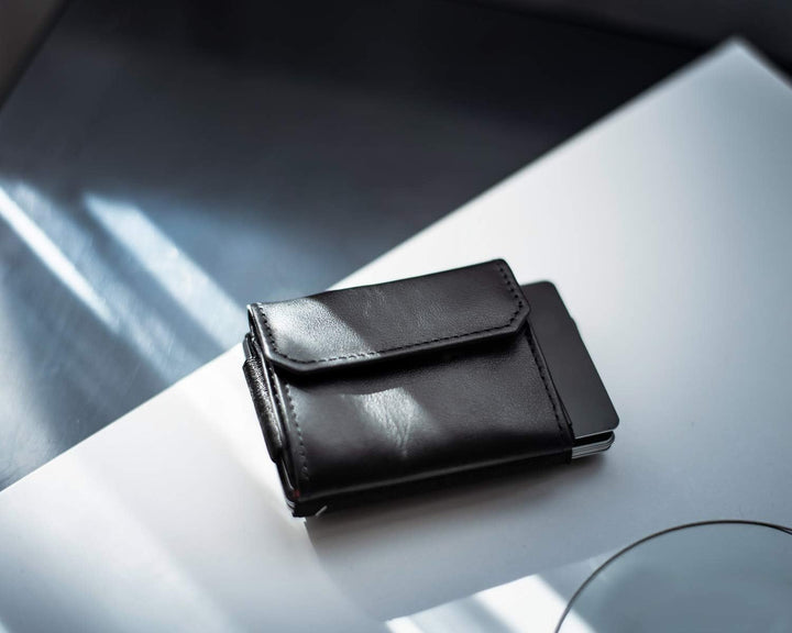 Jaimie Jacobs Nano Boy Pocket mit Gravur Slim Wallet Minimalistische Geldbörse mit Münzfach (Schwarz