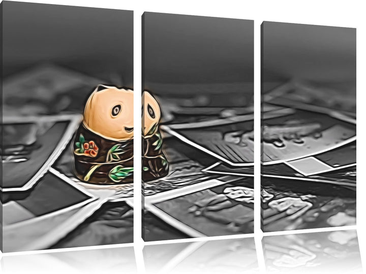 kleine süsse Pandafigur zwischen Fotografien schwarz/weiss Deluxe 3-Teiler Leinwandbild 120x80 Bild