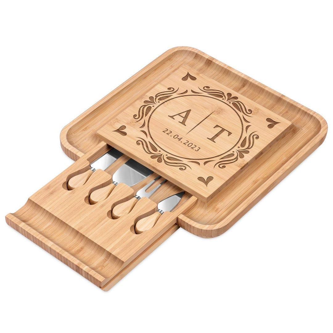 Maverton Käsebrett Servierplatte mit Gravur + 4er Käsemesser Set - aus Holz - 34x34cm - Geschenke fü