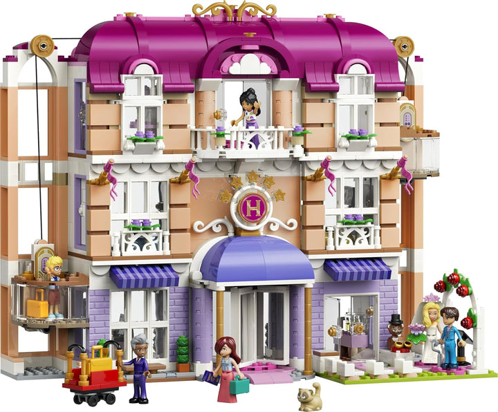 LEGO Friends Das Grandhotel von Heartlake City - Miniatur Modell mit 6 Minifiguren, 2 Tierfiguren &amp;