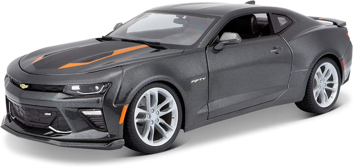 Maisto Chevrolet Camaro zum 50. Jubiläum, Modellauto mit Federung, Massstab 1:18, Türen und Motorhau
