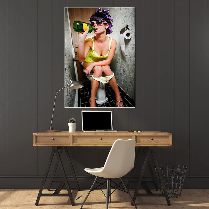wandmotiv24 Poster als Wanddeko, Grösse 100x70cm, Frau trinkend auf Toilette, Fotografie, Lustig, Fl