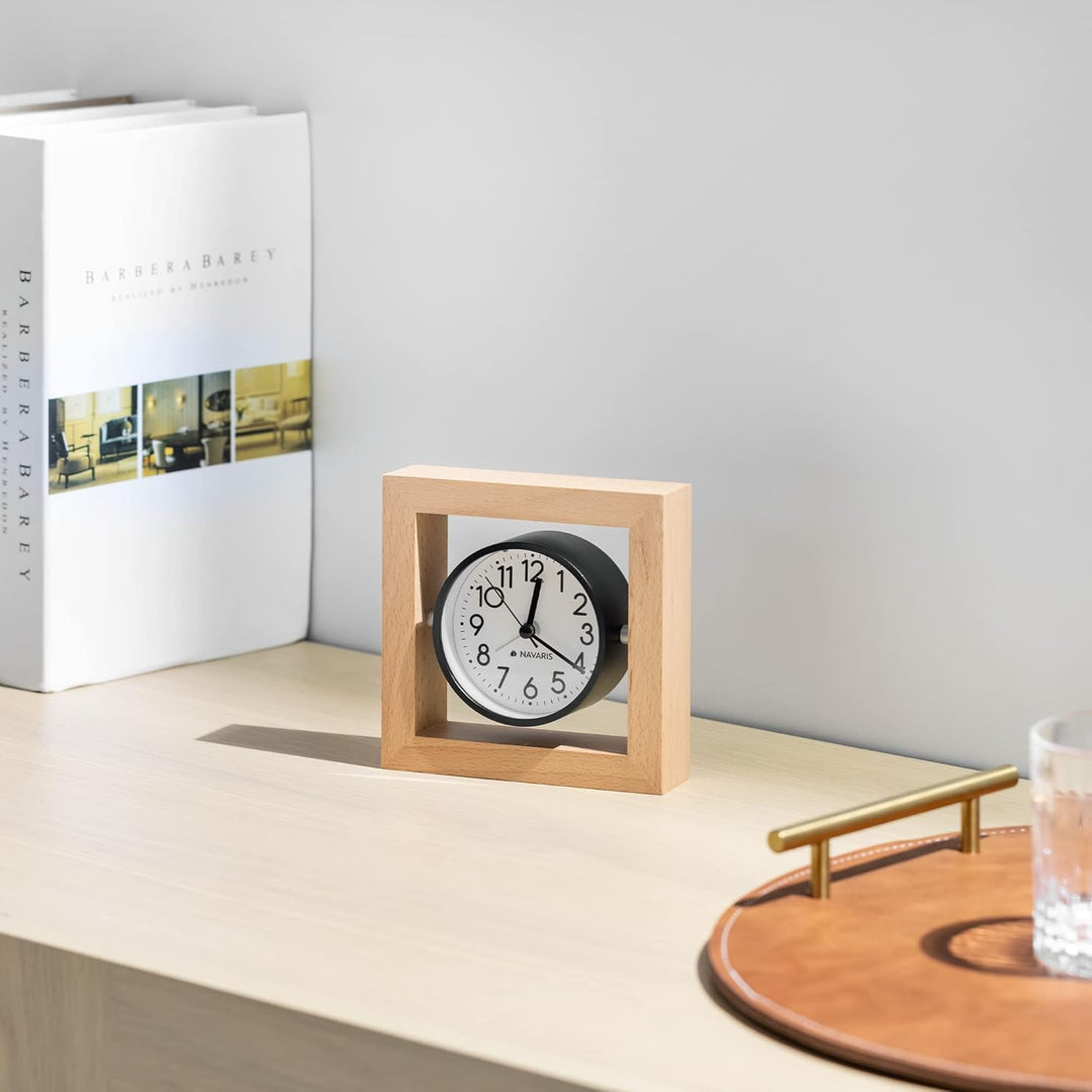 Navaris Analog Holz Tischuhr Quadrat Design - 13,2 x 13,2 x 4,3cm - analoge Uhr ohne Ticken weisses