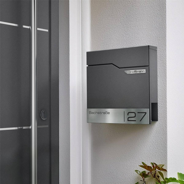 Metzler Design Briefkasten Thobe - inkl. V2A Edelstahl-Namensschild - Wandbriefkasten in Eisenglimme
