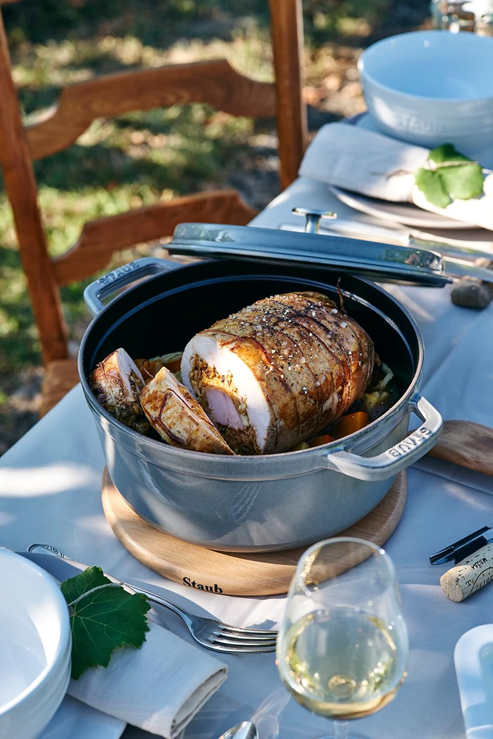 STAUB Gusseisen Bräter/Cocotte, Rund 24 cm, 3,8 L, Aromaregen Funktion für optimale Befeuchtung, Für