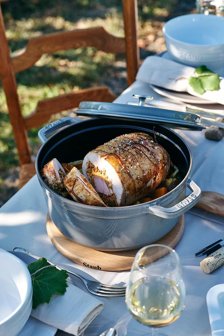 STAUB Gusseisen Bräter/Cocotte, Rund 24 cm, 3,8 L, Aromaregen Funktion für optimale Befeuchtung, Für