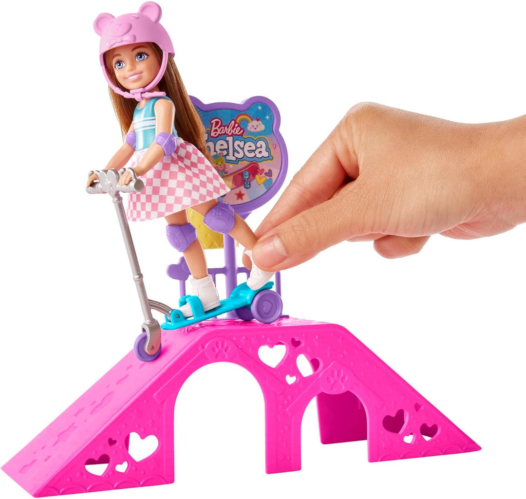 Barbie Chelsea Serie, Chelsea mit braunen Haaren, Roller, Skateboard, Skaterrampe, Hund, Zubehör, 1x