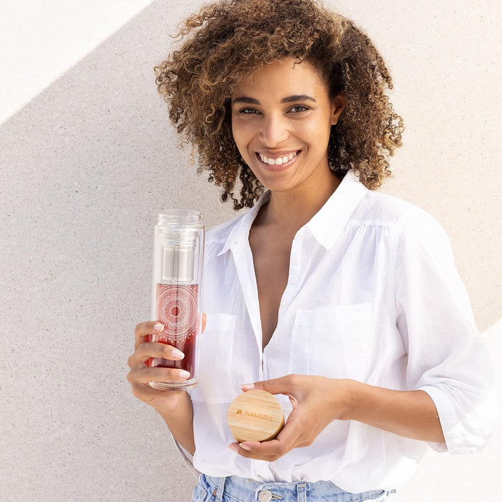 Navaris Teeflasche aus Glas mit Sieb - 500ml Tee Flasche Teekanne to go - Trinkflasche Indische Sonn