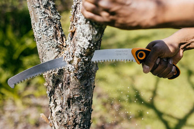 Fiskars Profi Handsäge für frisches Holz, Grobzahnung, Hochwertiges Stahl-Sägeblatt, Inklusive Aufbe