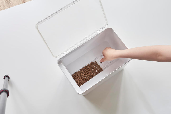 YAMAZAKI TOWER 5611 Behälter für Tierfutter mit Messbecher, Weiss, 6L, Trockenfutter: ca. 3,5kg, ABS