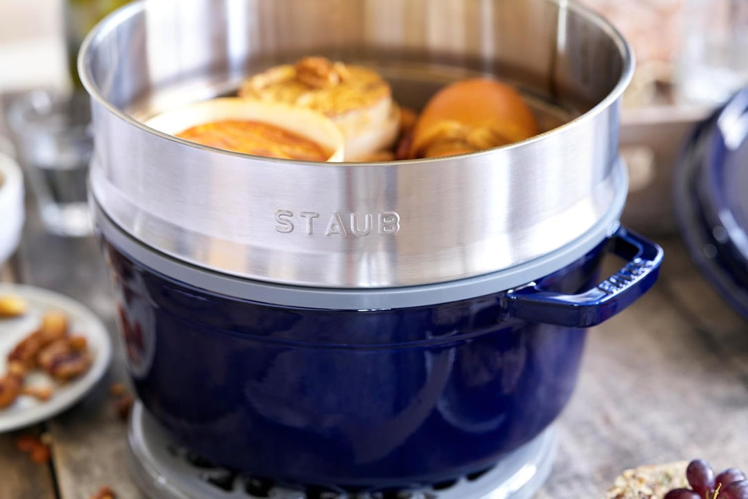 STAUB Gusseisen Bräter/Cocotte, mit Dämpfeinsatz, Rund 26 cm, 5,2 L, Aromaregen Funktion, Für alle H