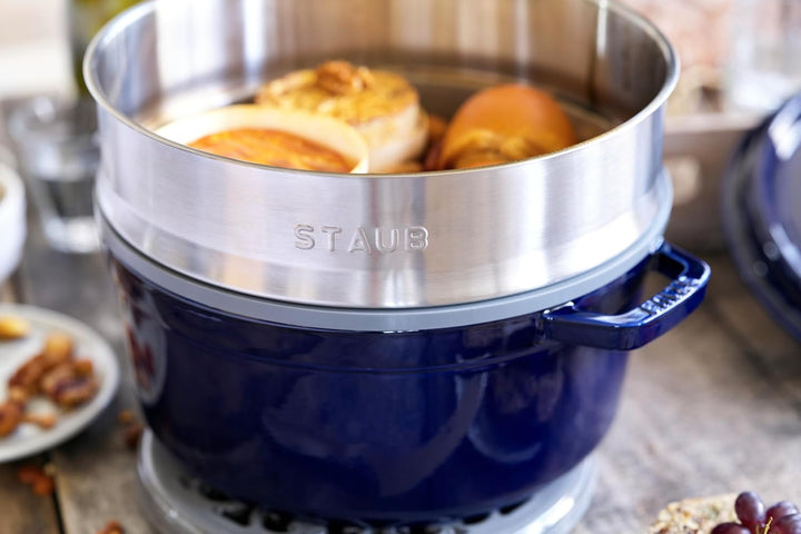 STAUB Gusseisen Bräter/Cocotte, mit Dämpfeinsatz, Rund 26 cm, 5,2 L, Aromaregen Funktion, Für alle H