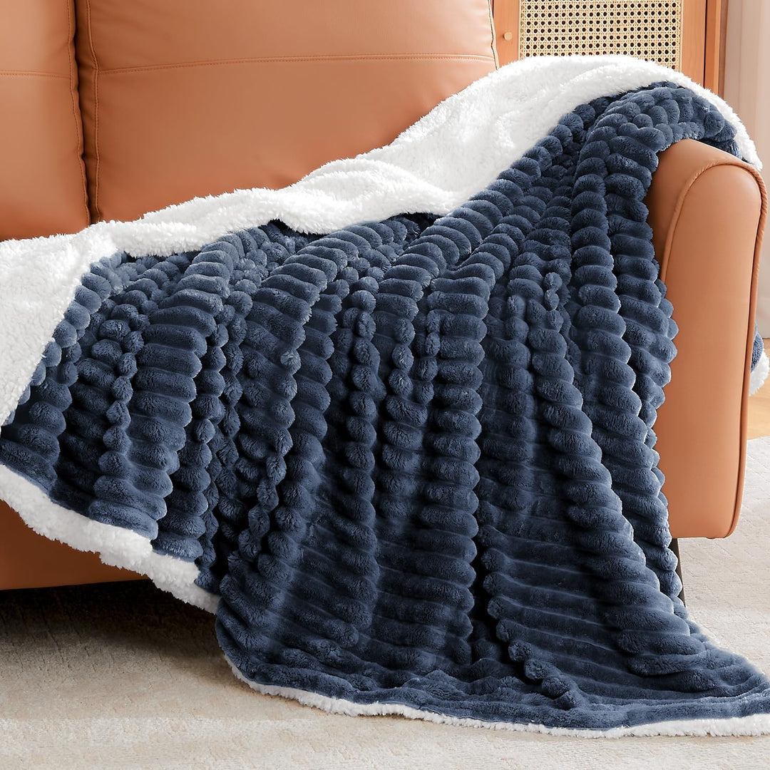 BEDELITE warme Decke Sherpa Kuscheldecke Flauschig Dunkelblau 150x200 | dicke Deko Fleecedecke, Cord
