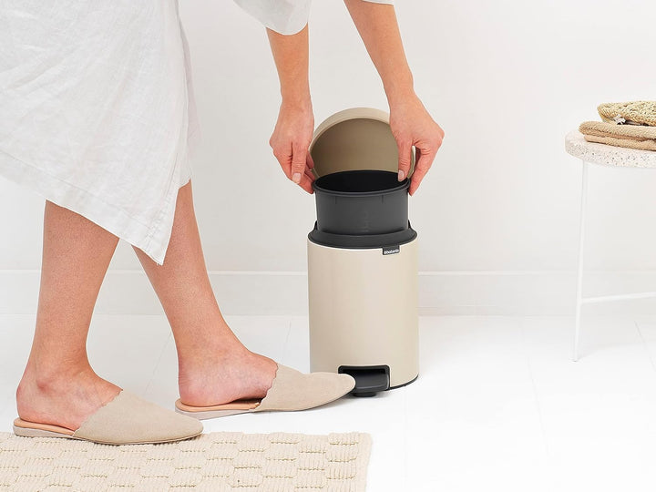 Brabantia - NewIcon Treteimer 3L - Kleiner Abfalleimer für Bad oder Toilette - Sanft Schliessender D