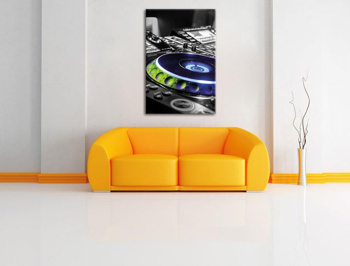 Pixxprint DJ bei der Arbeit am Plattenteller schwarz/weiss, Format: 80x120 auf hochkantiges Leinwand