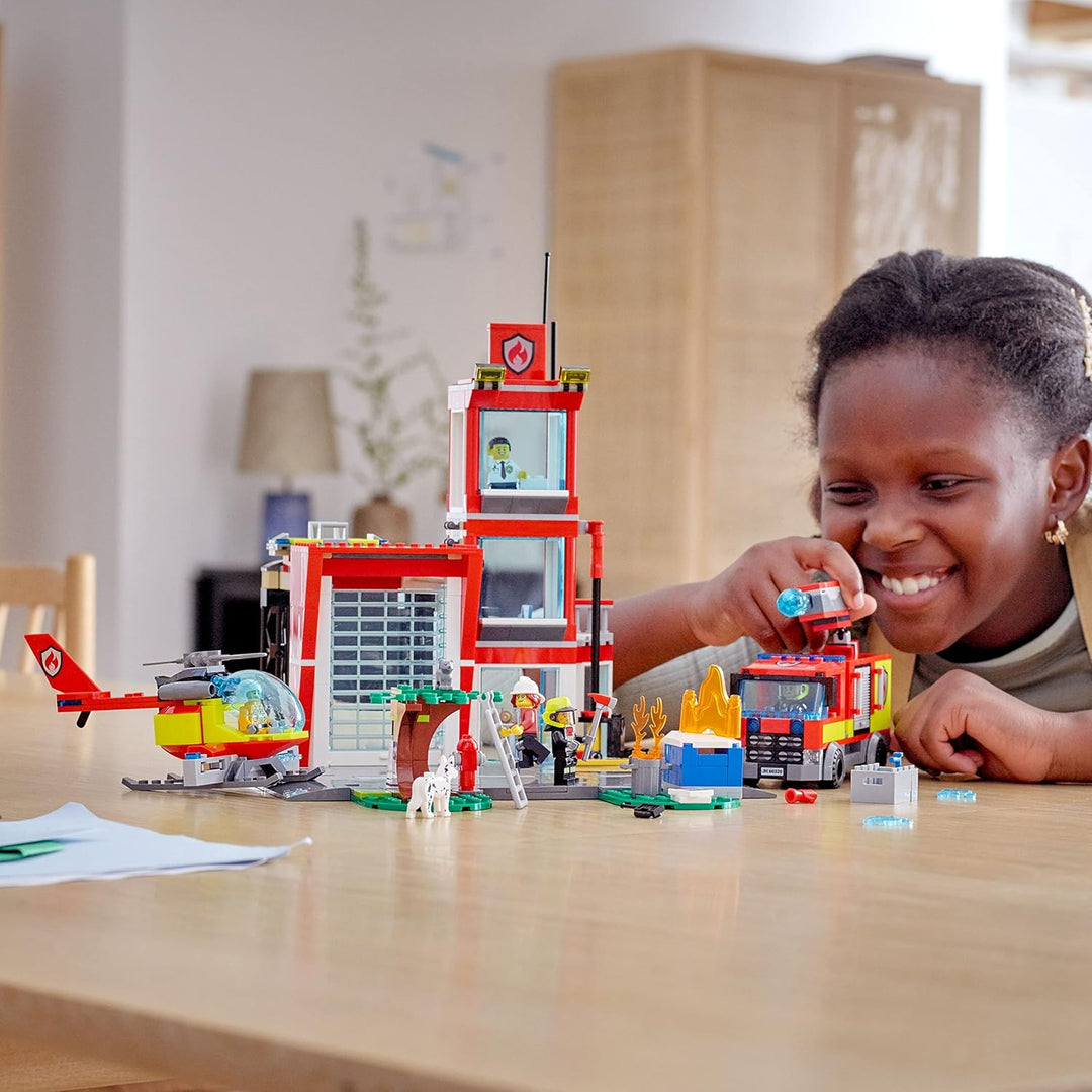 LEGO 60320 City Feuerwache, Feuerwehr-Spielzeug für Kinder ab 6 Jahren mit Garage, Feuerwehrauto und