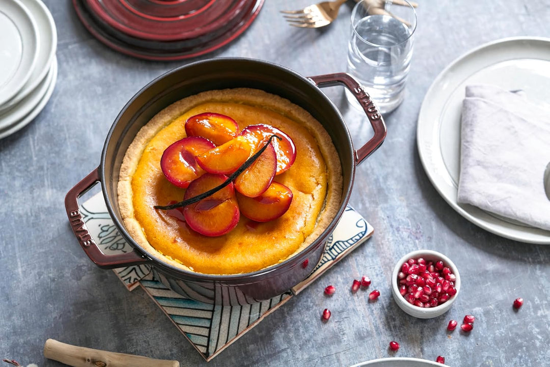 Staub 1101887 Cocotte, 18 cm rund, Bräter aus Gusseisen, grenadine