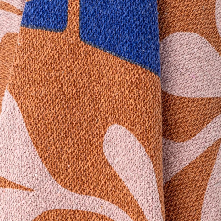 Bloomingville Hochwertige Tagesdecke 160 x 130 cm – Vielseitige Kuscheldecke aus recycelter Baumwoll