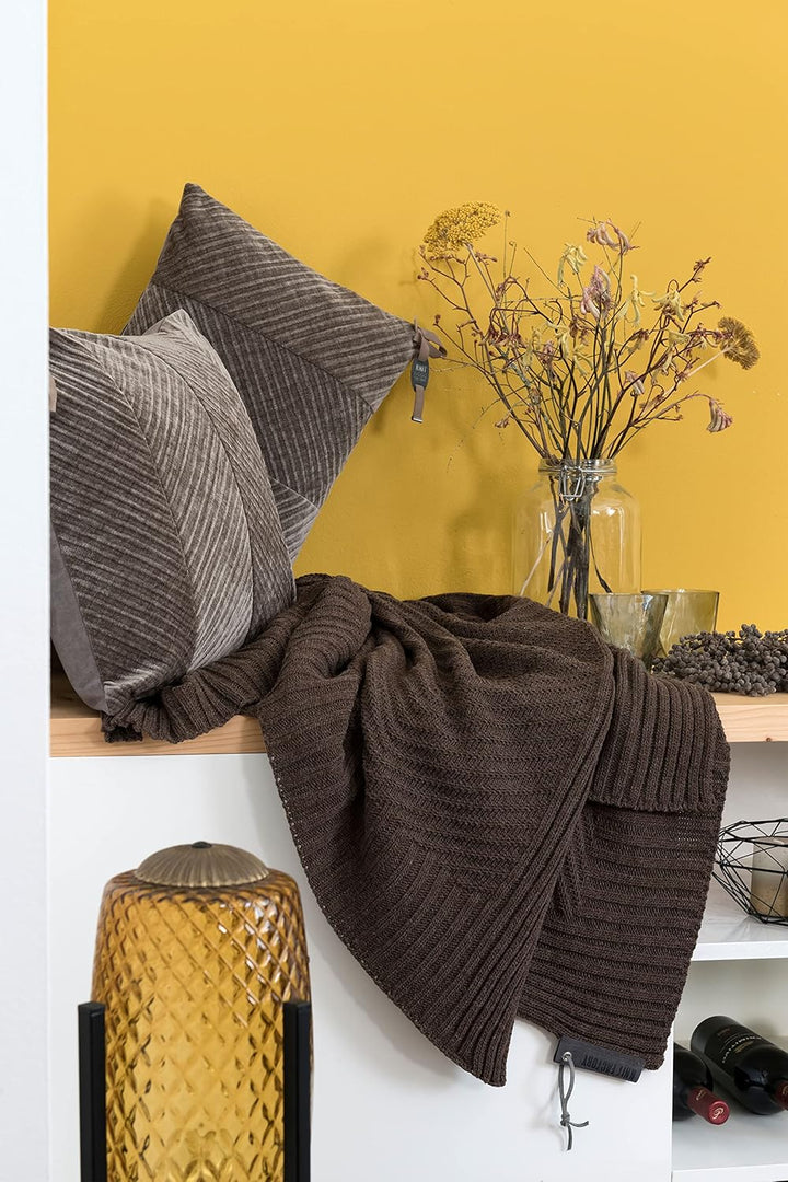 KNIT FACTORY - Beau Kissen - Velourkissen - Modischen Streifenmusters - Sofakissen - 50x50 - Dunkelb