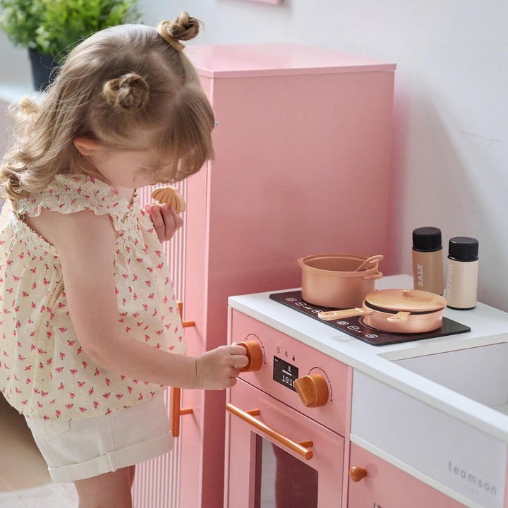 Teamson Kids Little Chef Chester Kinderküche in Pfirsich mit Zubehör, Spielküche aus Holz für Rollen