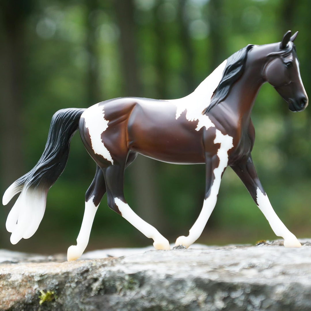 Breyer Horses Freedom Series Pinto | Pferdespielzeug | 24,8 x 17,8 cm | Massstab 1:12 | Modell #1057