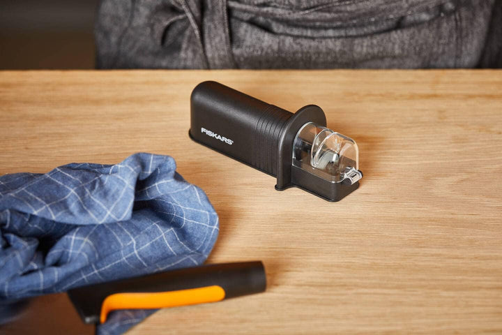 Fiskars Roll-Sharp Messerschärfer mit Keramik-Schleifstein, Essential, Kunststoff, Schwarz, 1065598