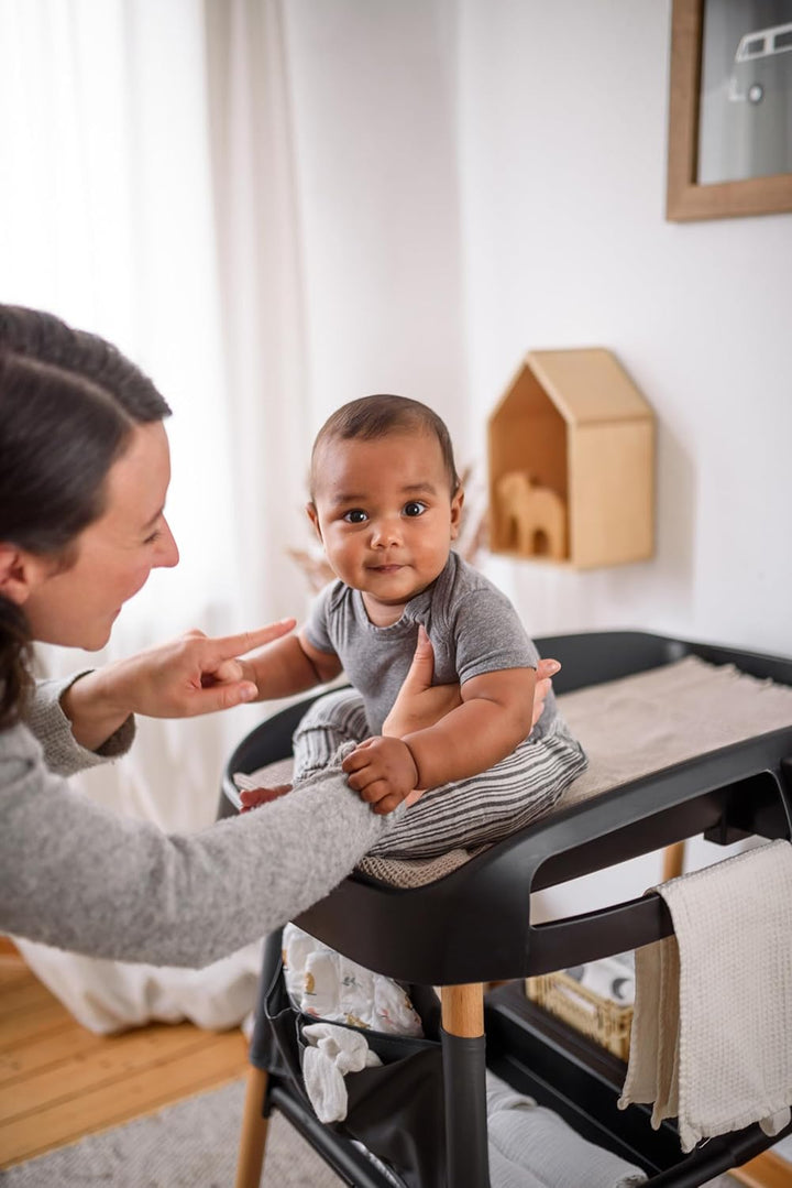 babyGO ChangMe moderner Wickeltisch aus Buchenholz - Perfekte Babyzimmer Ausstattung für bequemen Wi