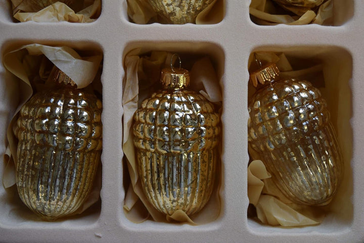 Dekohelden24 Lauschaer Christbaumschmuck - 9er Set, Zapfen - Eicheln - Walnüsse, 8 cm in Gold mit go