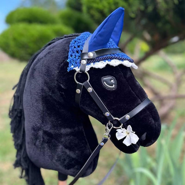 Hobby Horse schwarz A3, Vollstab Pferd mit Netz, Gebiss, Zügel, Halfter und blauer Insektenmütze, Pf