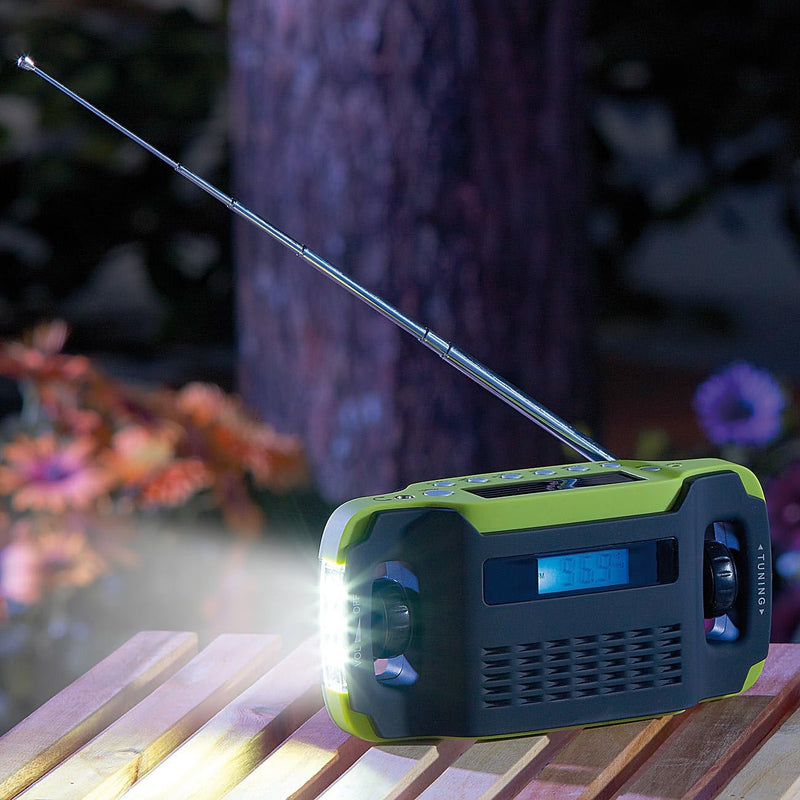 infactory Kurbelradio: Solar- und Dynamo-Koffer-Radio mit LED-Licht, LED-Display