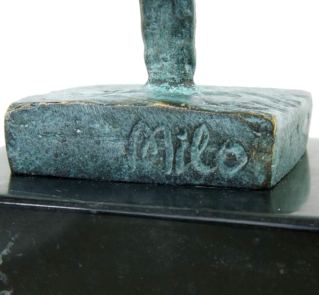 Moderne Bronzefigur auf Marmorsockel - Abstrakter Akt - signiert von Milo - Moderne Kunst Skulptur K