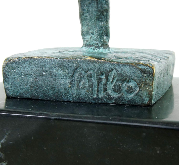 Moderne Bronzefigur auf Marmorsockel - Abstrakter Akt - signiert von Milo - Moderne Kunst Skulptur K